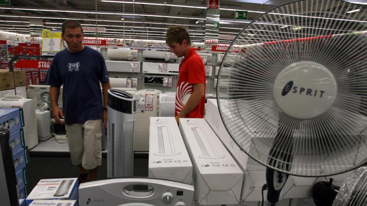 In tanti scelgono di acquistare un ventilatore al posto dei più cari condizionatori