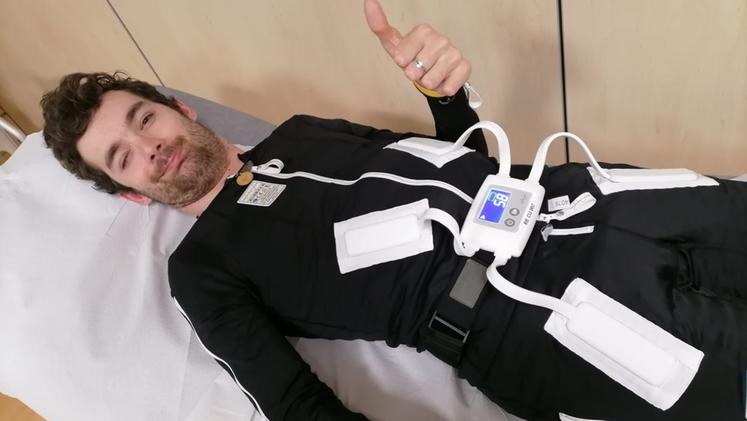Michele Tebaldi indossa la neurotuta che gli consente di muovere meglio braccia e mani
