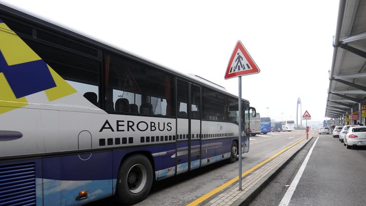 L'attuale collegamento tra la città e l'aeroporto è con autobus