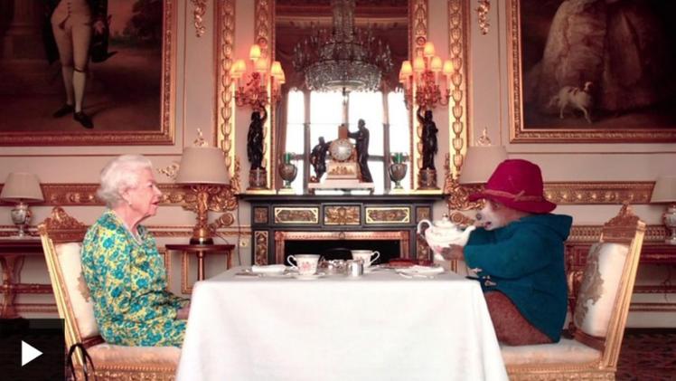La regina Elisabetta II e l'orso Paddington nel video che ha aperto il concerto del Giubileo