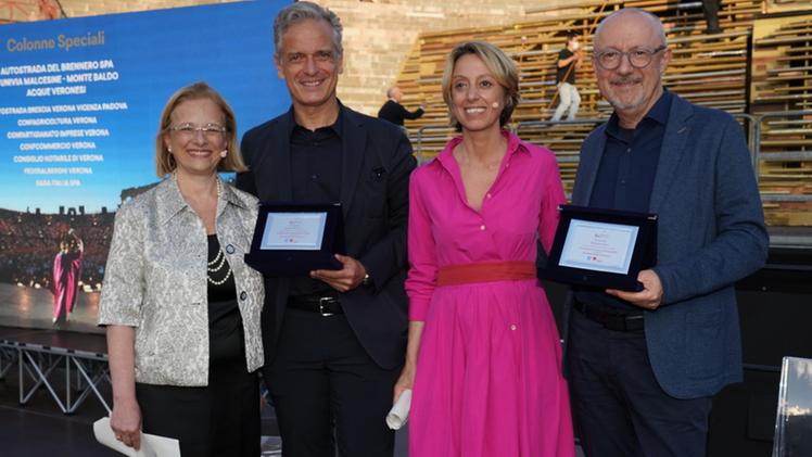 I founder Gian Luca Rana (a sinistra) e Sandro Veronesi premiati da Carolina Botti (a sinistra) e Francesca Velani a nome di tutte le 67 Colonne