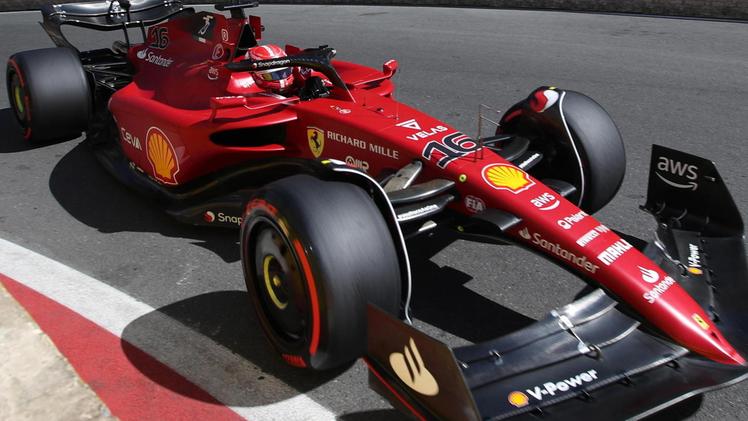 La Ferrari di Chalres Leclerc sul circuito di Baku