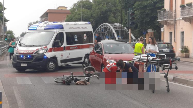Incidente in corso Milano, ciclista investita (foto Chavan)