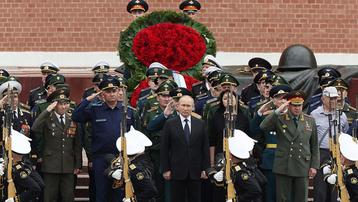 Il presidente russo Vladimir Putin depone una corona di fiori presso la tomba del Milite Ignoto al Muro del Cremlino