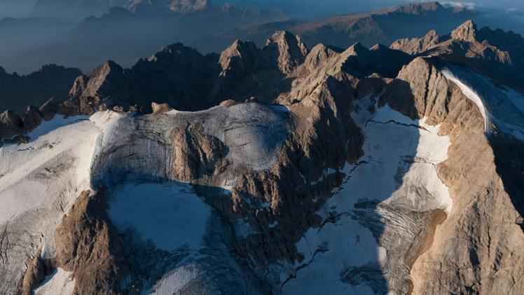 Una foto del ghiacciaio della Marmolada scattata nel 2011 dal fotografo vicentino Stefano Maruzzo. Nell'immagine si vede la cupola sommitale di Punta Rocca, da cui si è staccato il seracco