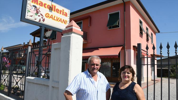 Daniele Galvani e sua moglie Daniela sotto l’insegna della loro macelleria FOTO PECORA