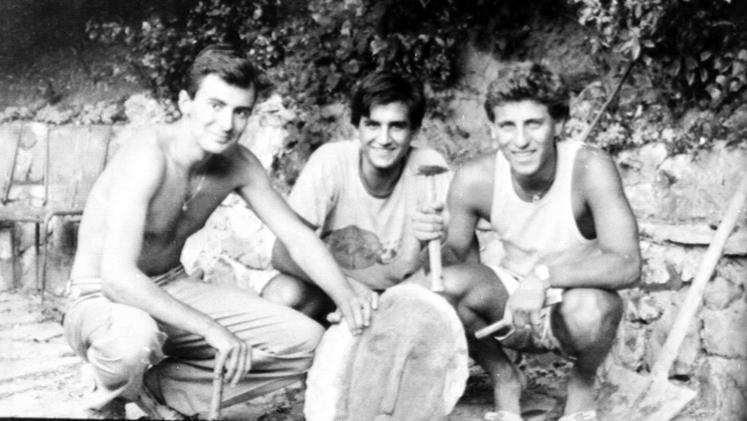 Da sinistra Michele Ghelarducci, Piero Luridiana e Francesco Ferruccio nel 1984: mostrano la testa da loro scolpita e gettata nel fosso, poi attribuita a Modigliani