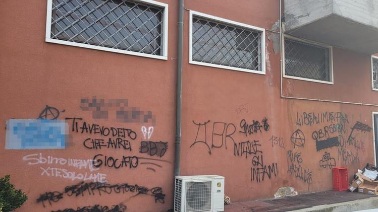 In via Tarnova le scritte con gli insulti alle forze dell'ordine. Per due volte si può riconoscere la sigla Qbr