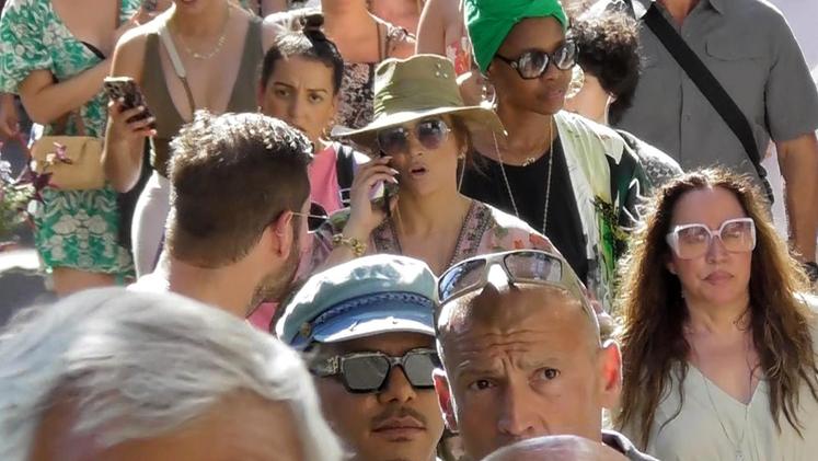 La cantante mescolata ai turisti per le stradine di Capri