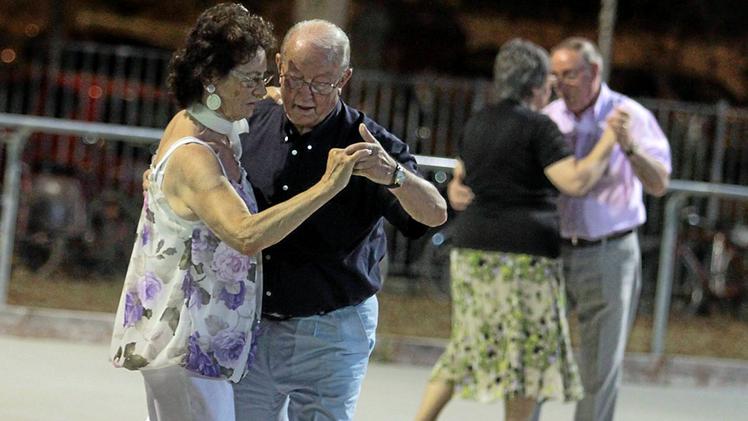Anziani sulla pista da ballo