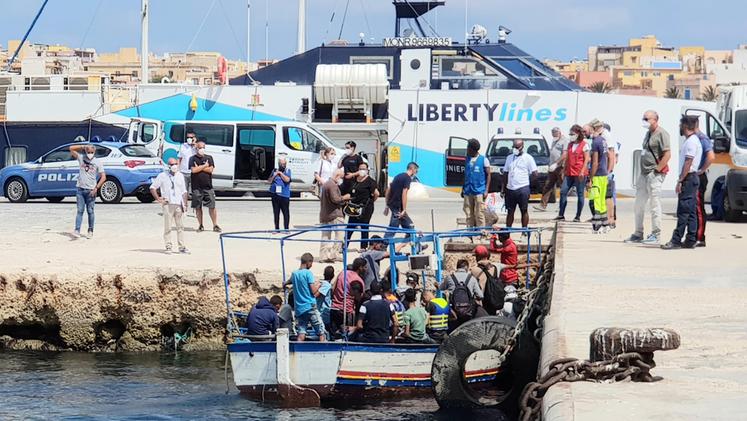 Gli sbarchi: ogni giorno a Lampedusa arriva almeno un centinaio di profughi e l’hotspot è al collasso