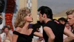 Olivia Newton John con John Travolta in una celebre scena di Grease