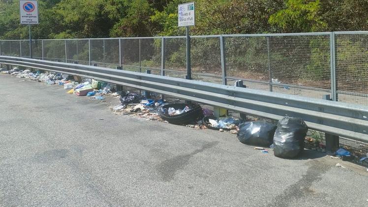 Un’area di sosta della superstrada Proseguono gli abbandoni di  rifiuti