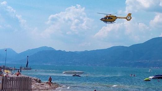 L'elicottero di Verona Emergenza sopra il lago (foto d'archivio)