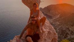 Il post su Instagram con il video della coppia  Ibiza
