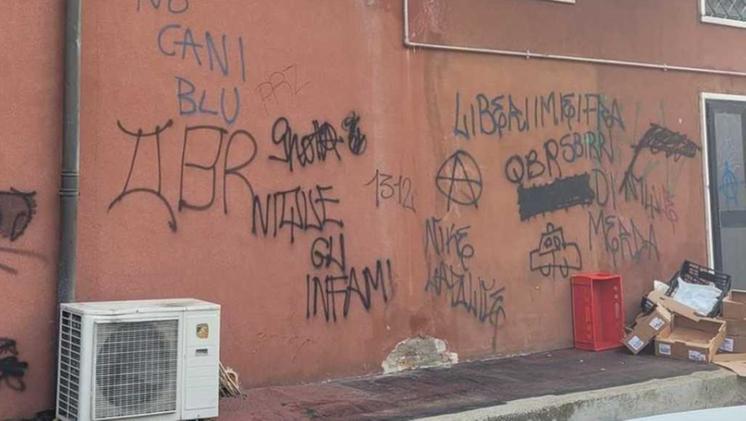 Sui muri di Borgo Roma le scritte delle babygang e le offese ai «cani blu» con riferimento ai poliziotti