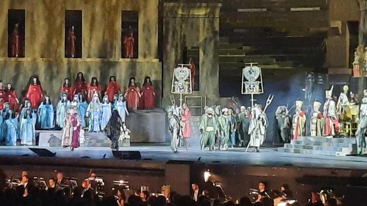 Una scena di Aida in apertura del galà di Placido Domingo in Arena