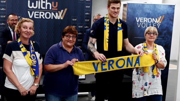 Il benevenuto Una rappresentanza della Maraia Gialloblù regala la sciarpa di Verona a Gordon Perrin SERVIZIO FOTOEXPRESS