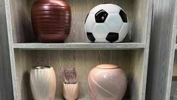 A «Memoria Expo» si può scegliere l’urna cineraria anche a forma di pallone da calcio