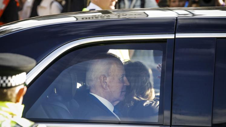 Il presidente Usa Biden a Londra con la moglie per i funerali di Elisabetta II