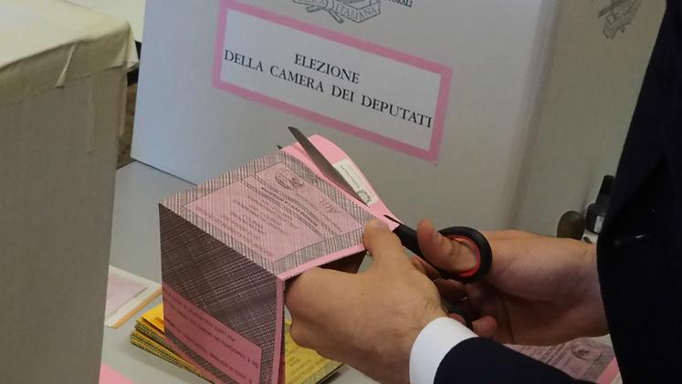 Le operazioni di voto in un seggio a Vicenza (Foto COLORFOTO)