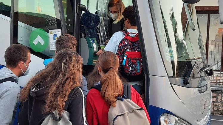 Studenti in salita su un bus Atv