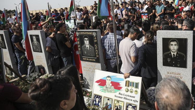 Lo scorso 14 settembre, vicino a Baku, folla 
per il funerale 
di militari azeri uccisi durante 
gli scontri 
al confine 
con l’Armenia