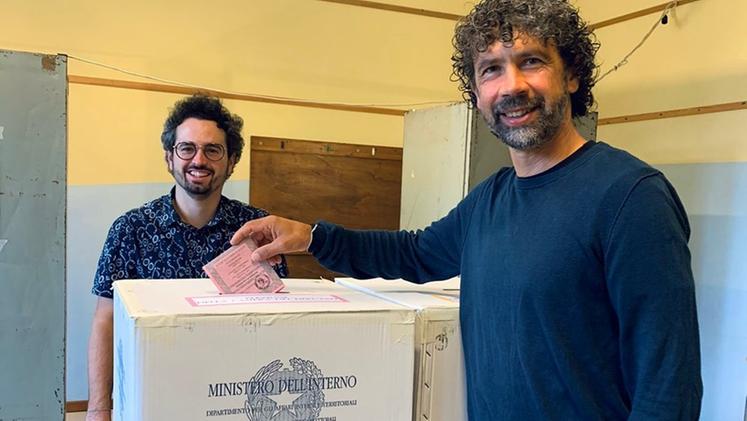 Il sindaco di Verona Damiano Tommasi mentre vota per le politiche 2022