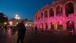L'Arena illuminata di rosa per l'iniziativa contro il tumore al seno