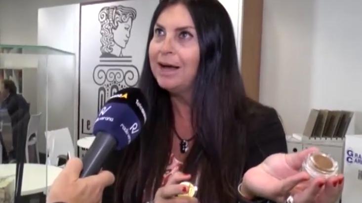 Sara Vannucci, presidente Associazione Donne del Marmo, illustra il profumo fatto con il marmo