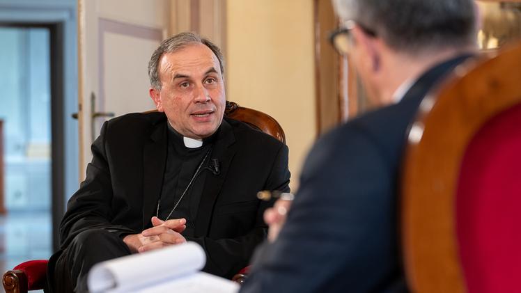 Il direttore de L'Arena Massimo Mamoli intervista il vescovo di Verona Domenico Pompili