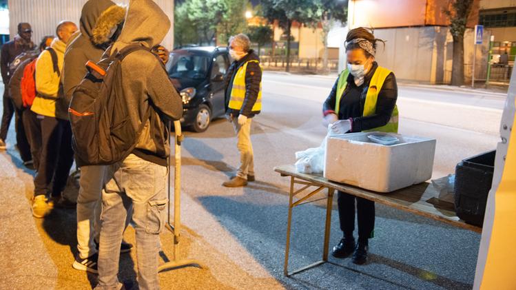 La Ronda della Carità assiste alcuni senzatetto a Verona