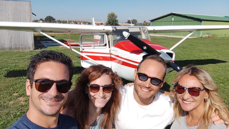 L’ultima foto. Valentino Mosca, la moglie Francesca Pippa il pilota Marco Bonafini e Lara Mosca prima di partire per il volo sul Cessna