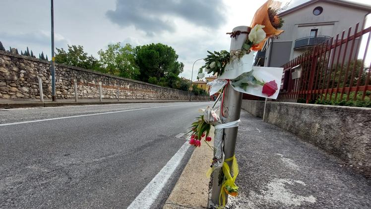 Fiori e biglietti sul luogo dell'incidente dove ha perso la vita il 39enne Michele Pighi