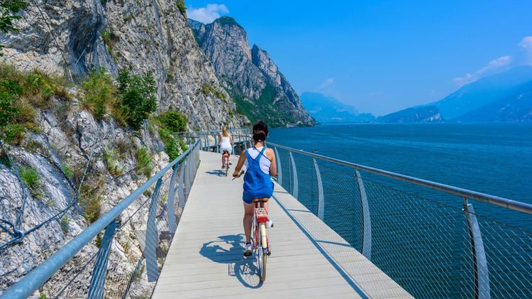 Il tratto più famoso della futura ciclovia del Garda, quello realizzato fra Limone e il confine con il Trentino