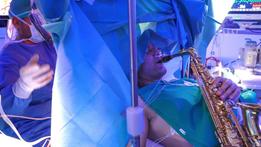 Il musicista durante l'intervento (Foto paideiahospital.it)