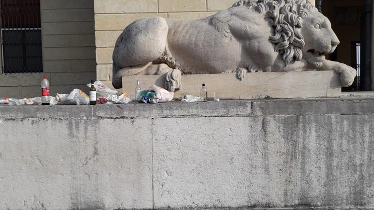 Il leone del cimitero monumentale di Verona circondato da immondizia