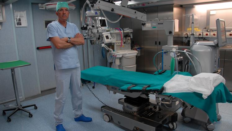 Il dottor Giuseppe Pecoraro nella sala operatoria di Urologia all'ospedale Magalini