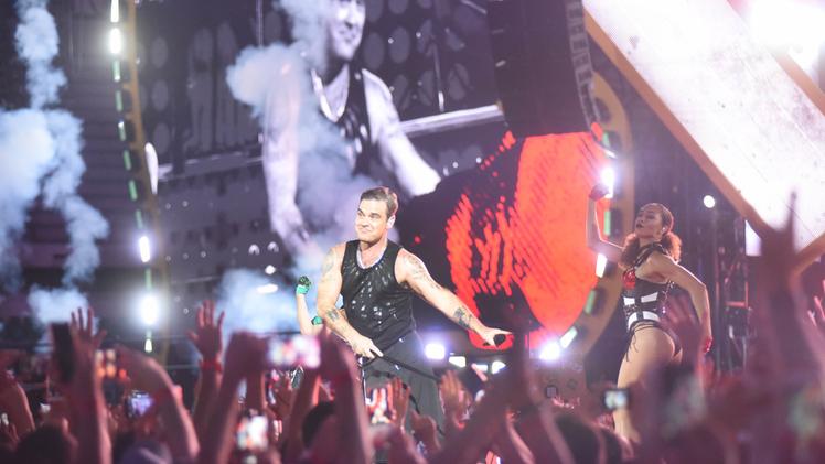Robbie Williams al Bentegodi nel 2017: pubblico in delirio