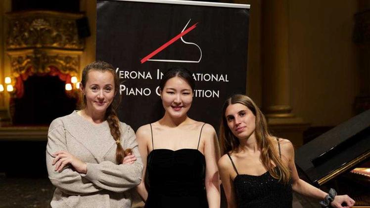 Le tre finaliste del Vipc che si esibiranno domani al Filarmonico con l'orchestra di Fondazione Arena: da sinistra Shevchenko, Kim e Contaldo