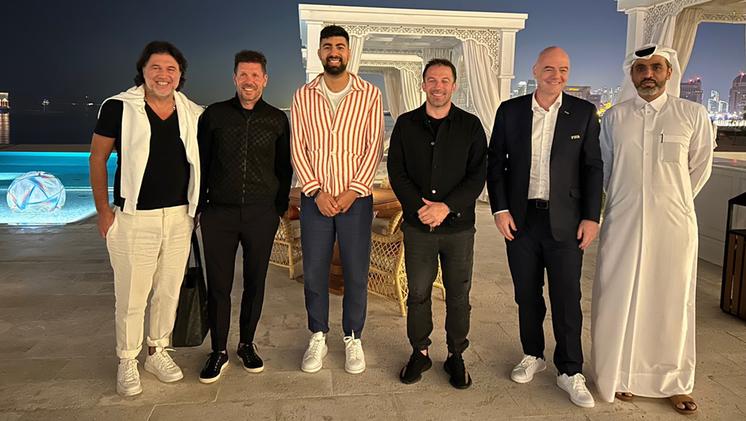Il procuratore veronese D'Amico (il primo a sinistra) in Qatar con del Piero e altri grandi del calcio