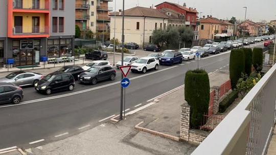 La coda di auto in via Unità d'Italia, a San Michele