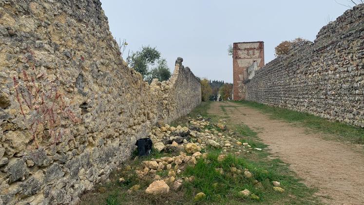 Il muro crollato a castel San Felice
