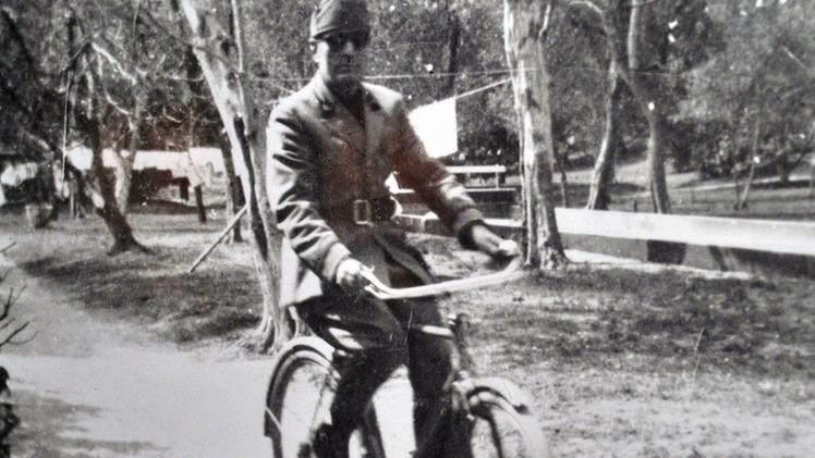 Una rara immagine di Mussolini nei giorni della Rsi: qui è in bicicletta nei giardini di Villa Feltrinelli