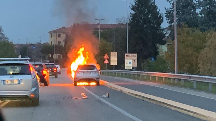 L'auto in fiamme a Palazzina