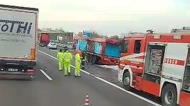 Il camion in fiamme in A4