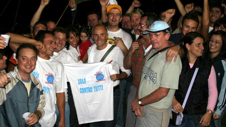 Davide Rebellin con i suoi tifosi sulle Torricelle nel 2004 in occasione dei Mondiali di Verona