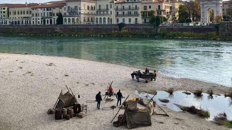 Il villaggio allestito per il set in riva all'Adige