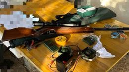 L’arma e i richiami illegali sequestrati al cinquantenne trovato dalle guardie a Negrar di Valpolicella