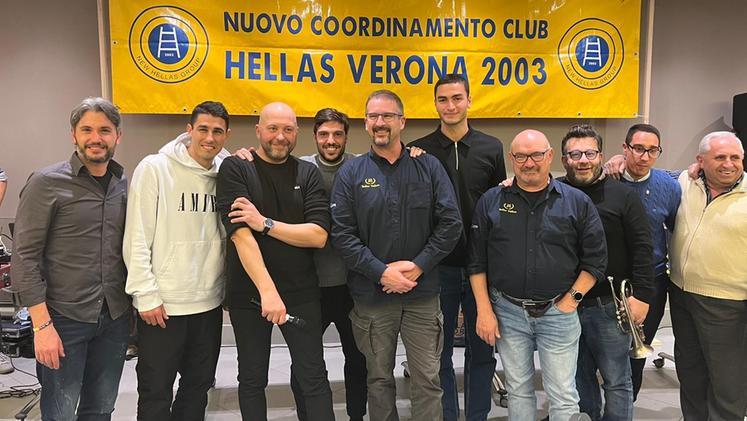 Davide Faraoni, Simone Verdi e Diego Coppola con il direttivo del New Hellas Group (Faccincani)